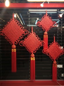 绸布中国结 红色家居中的吉祥韵致